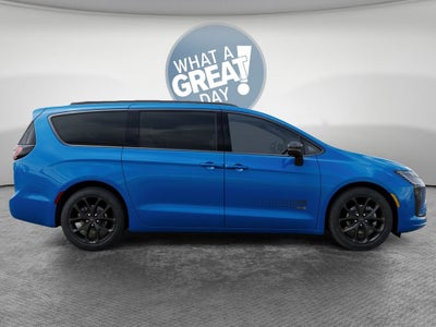 2027 Chrysler Pacifica Select