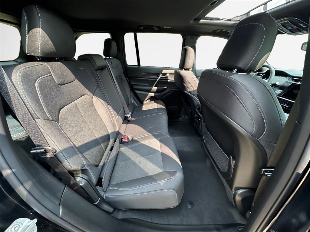 2025 Jeep Grand Cherokee Base