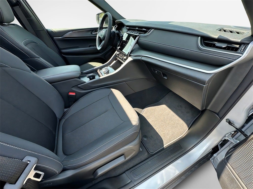 2025 Jeep Grand Cherokee Base