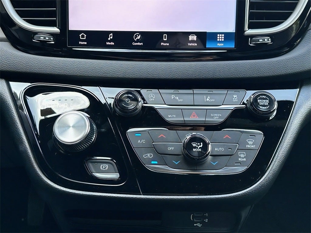 2026 Chrysler Voyager LX