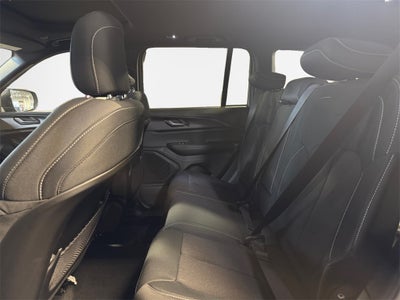 2025 Jeep Grand Cherokee Base