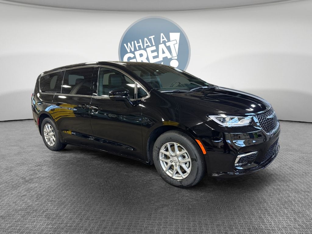 2026 Chrysler Pacifica Select's photo