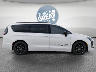 2027 Chrysler Pacifica Select