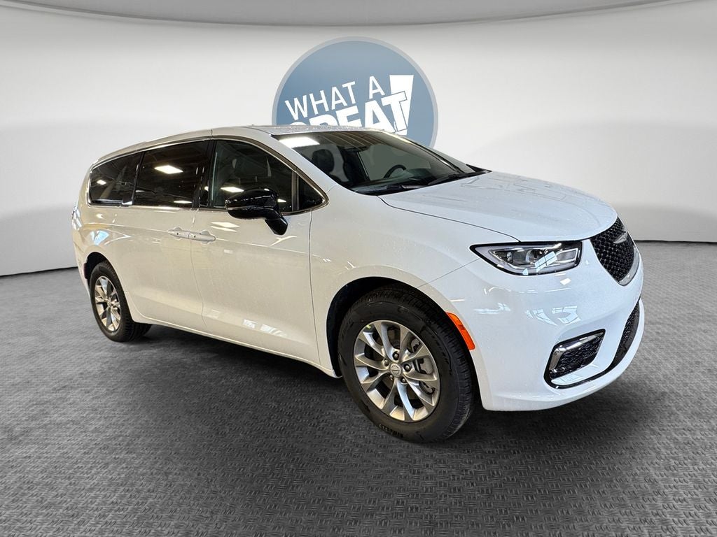 2026 Chrysler Pacifica Select AWD's photo