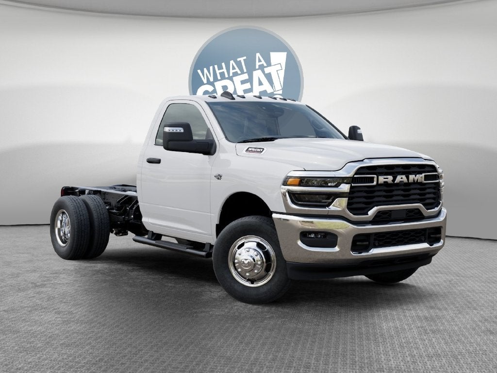 2027 RAM 3500 Tradesman DRW 4x4 / 6.4L V8 / 60" CA Chassis