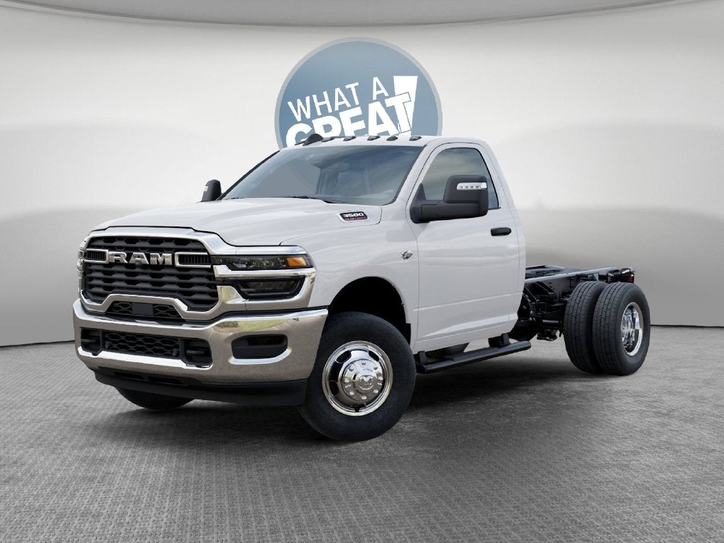 2027 RAM 3500 Tradesman DRW 4x4 / 6.4L V8 / 60" CA Chassis