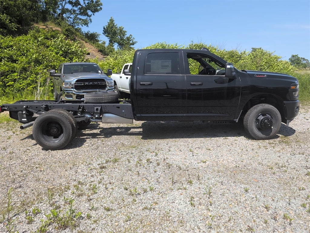 2025 RAM 3500 Tradesman DRW 4x4 / 6.4L Hemi V8 / 9' Service Body