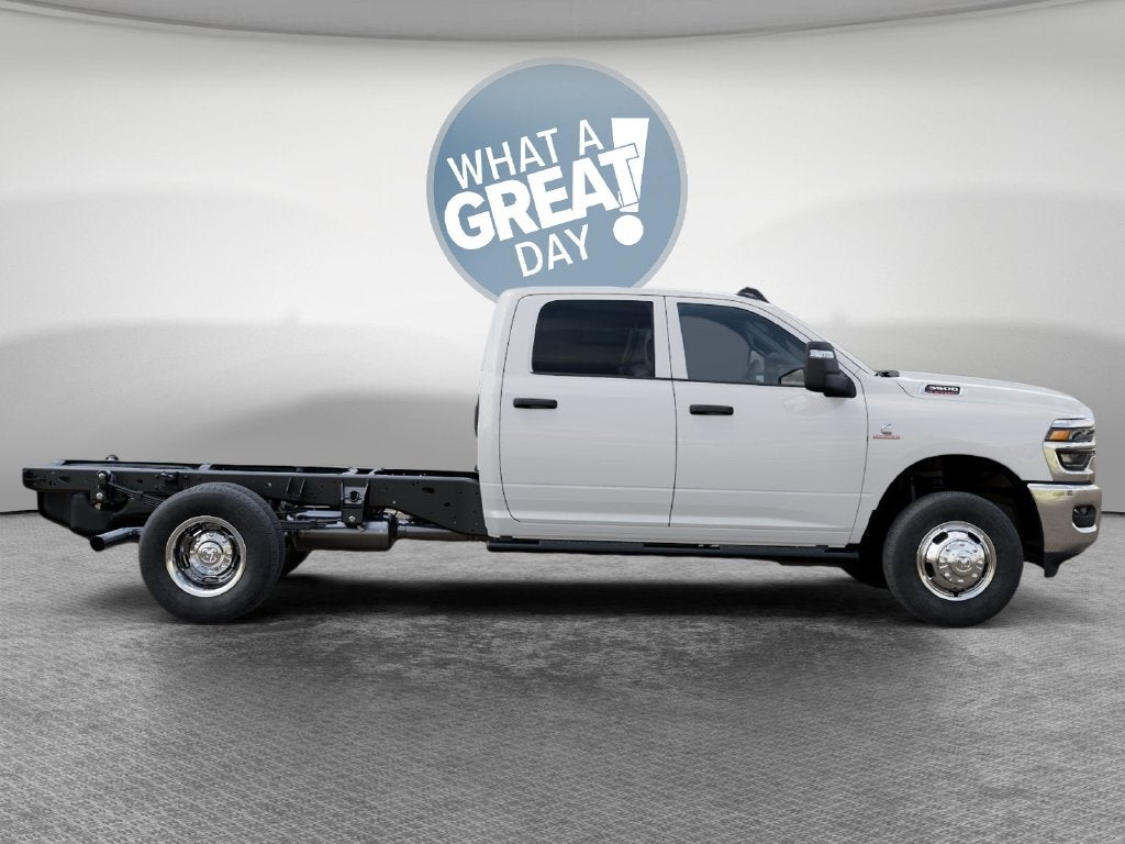 2027 RAM 3500 Tradesman DRW 4x4 / 6.7L Diesel / 60" CA Chassis